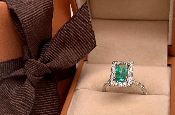 Ring Colombian Large Emerald Extra Quality & Diamonds - Albert Hern Fine Jewelry