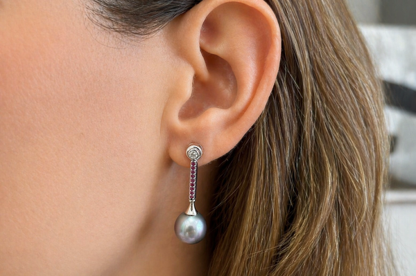 Earrings 18kt Gold Tahití Pearls with Rubies & Diamonds Drop