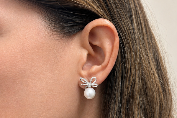 Earrings 18kt Gold South Sea Pearl and Bows with Diamonds