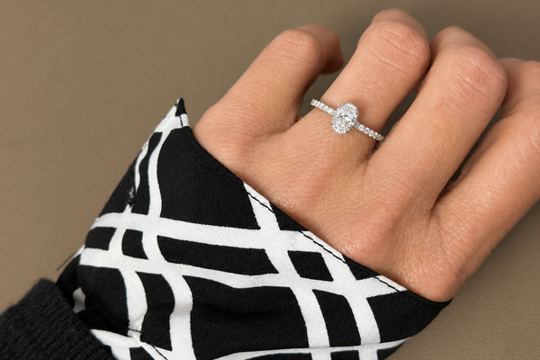 Ring 18kt Gold Solitaire Lab Oval 0.75 cts & Pave Diamonds