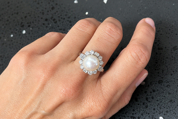 Ring 18kt White Gold Pearl and Diamonds