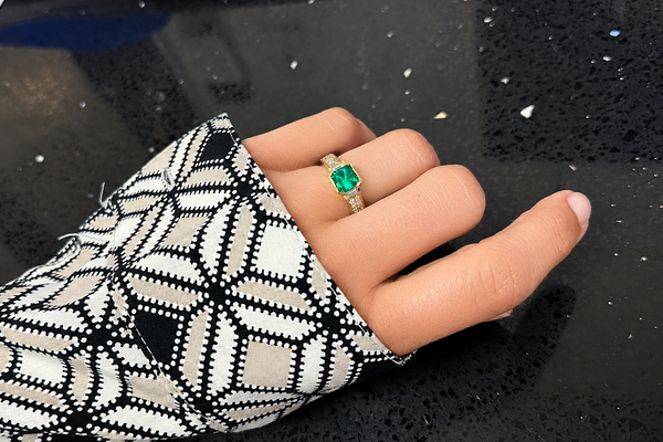 Ring 18kt Yellow Gold Emerald & Diamonds