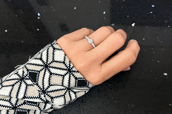 Ring 18Kt Gold Round Diamond 0.42cts G-VS2 & Pave