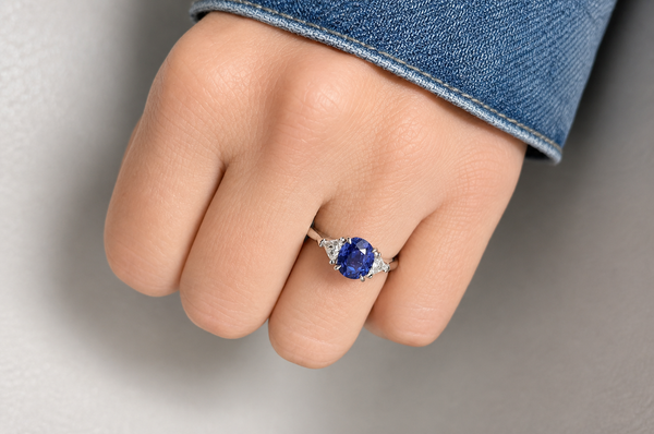 Ring Platinum No-Heated GIA Blue Sapphire & 2 Trillion Diamonds
