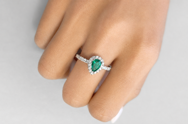 Ring 18kt Gold Pear Emerald & Diamonds Pave