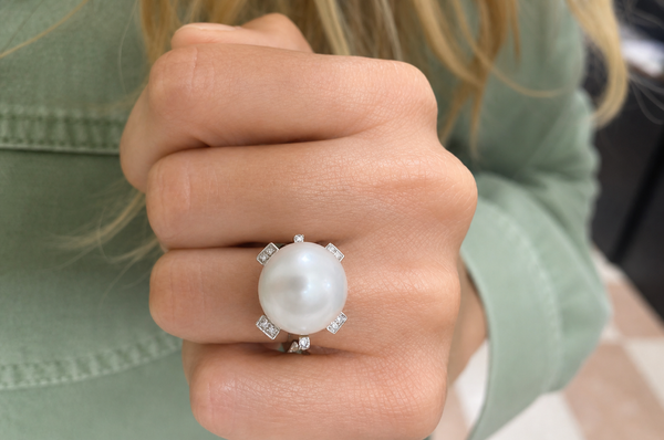 Ring 18kt White Gold South Pearl and Diamonds
