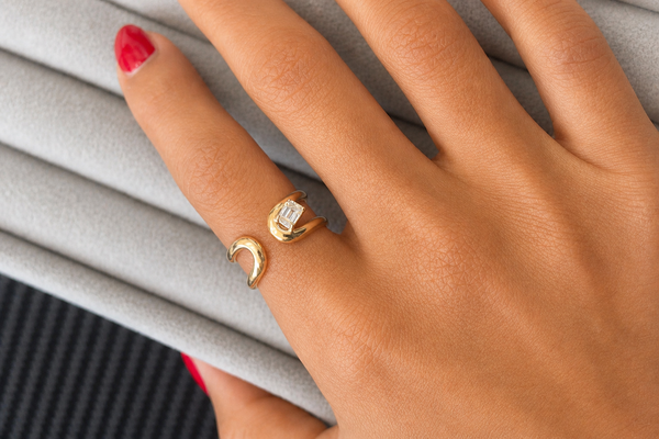 Ring 18kt Gold Open Ring & Emerald Cut Diamond
