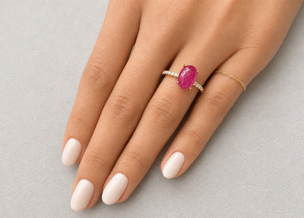 Ring 18kt Gold Oval Cabochon Ruby & Diamonds Band