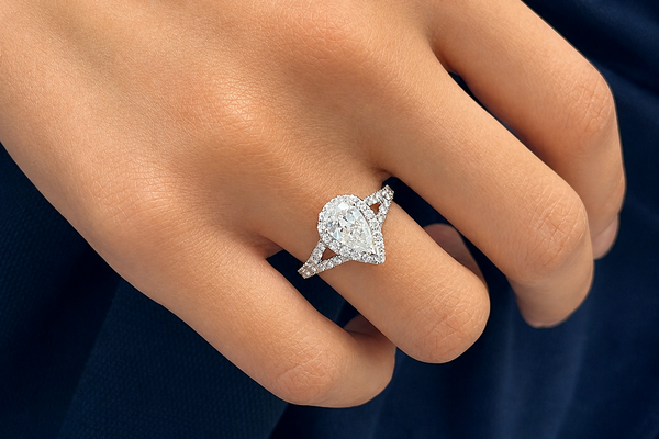 Ring 18kt Gold Pear Diamond GIA & Diamonds Split Shank