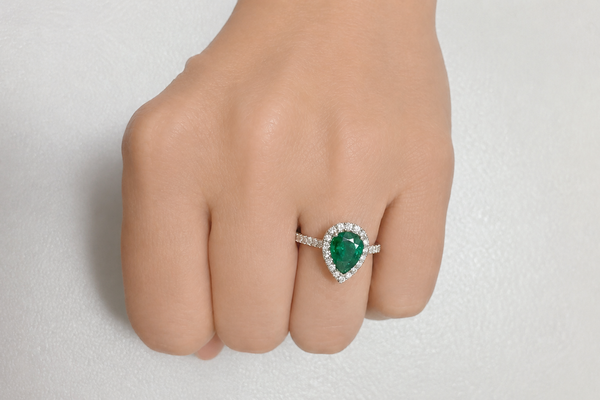 Ring 18kt Gold Pear GIA Emerald & Diamonds Pave