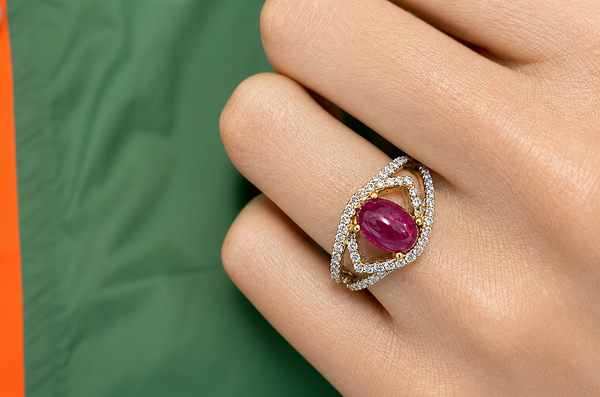 Ring 18kt White Gold Ruby Cabochon & Diamonds