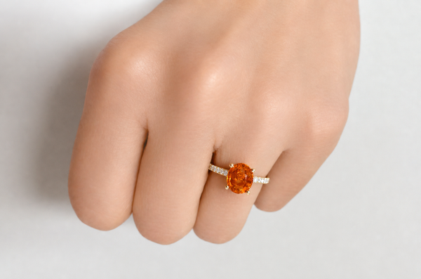 Ring 18kt Gold Oval Mandarin Garnet & Diamonds