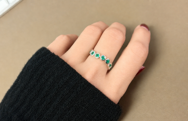 Ring 18kt White Gold & Round Emeralds