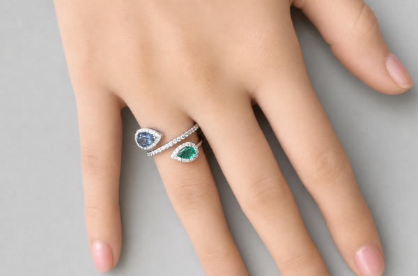 Ring 18kt Gold 2 Pear Sapphire & Emerald with Diamonds