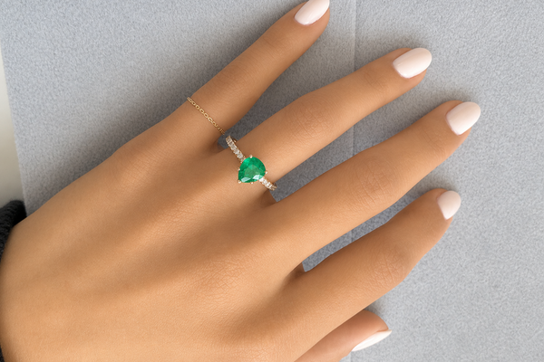 Ring 18kt Yellow Gold Pear Emerald & Diamonds