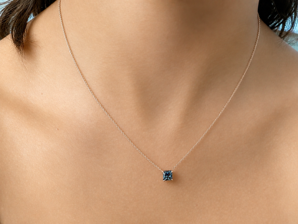 Necklace 18kt Gold 1.02 cts Cushion Black Diamond