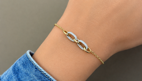 Bracelet 18kt Gold Chain Interlocking Links with Diamonds