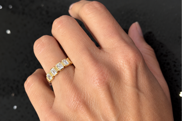 Ring 18Kt Yellow Gold 5 Emerald Cut Diamonds 1.01 cts.