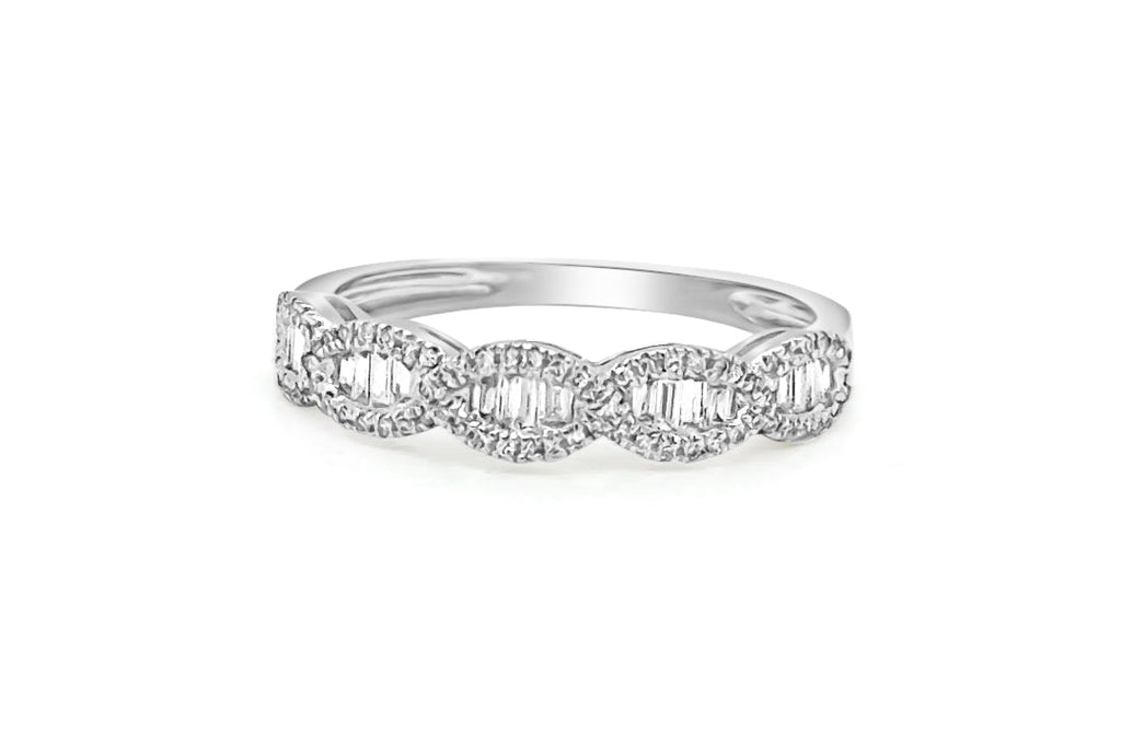 Ring 18kt Gold Ring 5 Oval Ring with Mixed Cut Diamonds