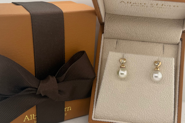 Earrings 18kt Yellow Gold Round Pearls & Center Diamonds Hearts Studs