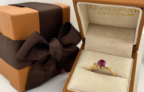 Ring 18kt Yellow Gold Ruby & Baguette Diamonds