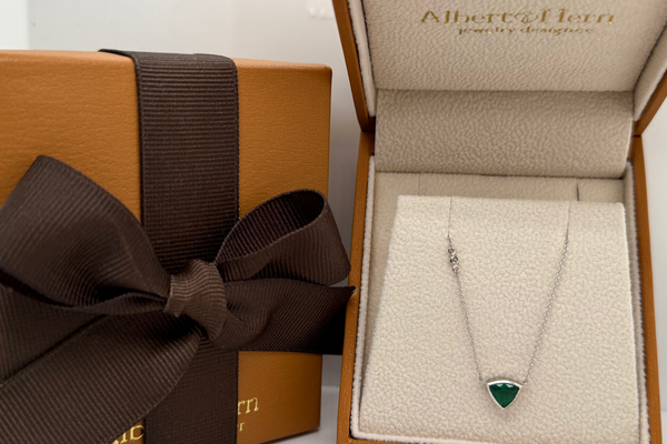 Necklace 14kt White Gold with Central Trillion Emerald 0.45 carats