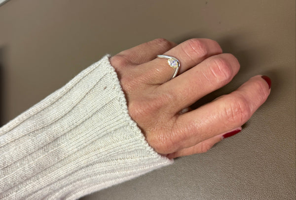 Ring 18kt White Gold & Oval Diamond