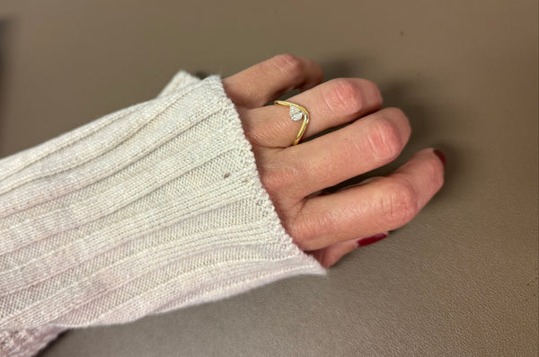 Ring 18kt Yellow Gold & Pear Shape Diamond