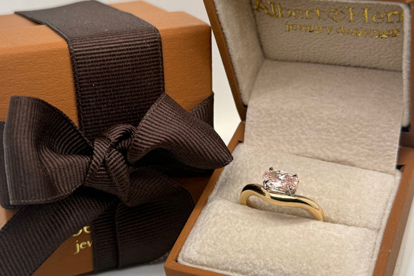 Ring 18kt Yellow Gold & Oval Lab Fancy Pink Diamond