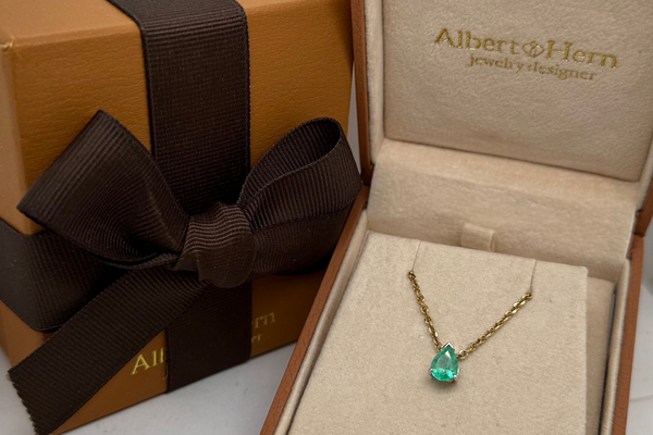 Necklace 18kt Yellow Gold Chain with Pear Cut Emerald