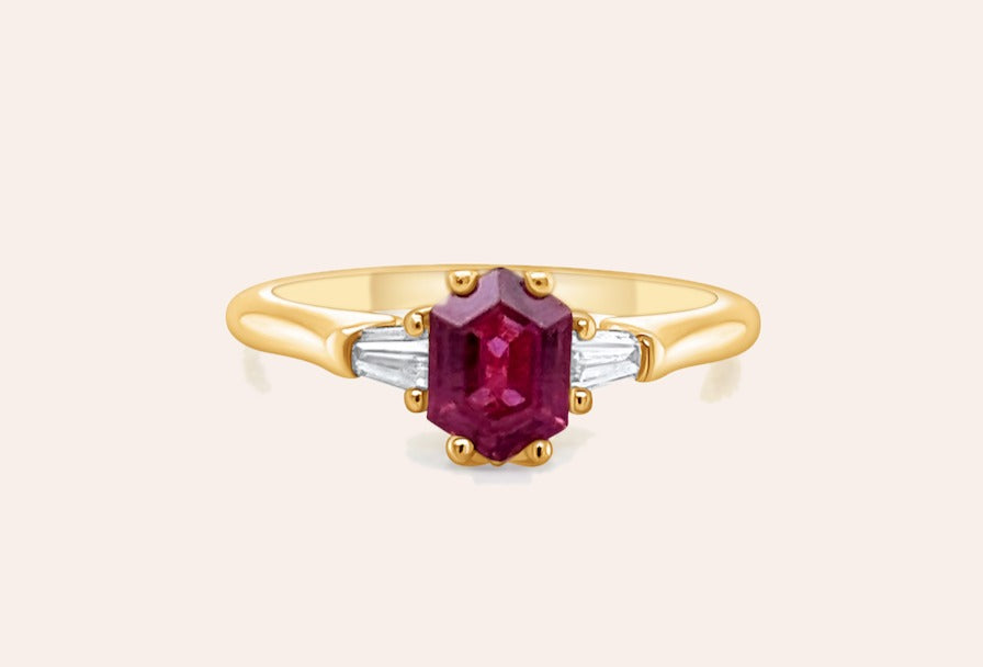 Ring 18kt Yellow Gold Ruby & Baguette Diamonds