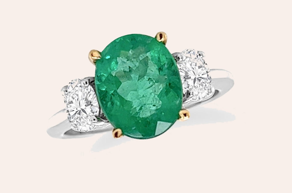 Ring 18kt Gold GIA Oval Emerald 2.28 cts & 2 Oval Diamonds 0.52 cts