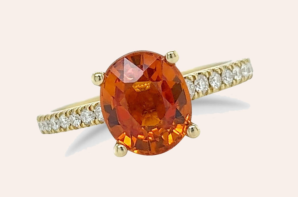Ring 18kt Gold Oval Mandarin Garnet & Diamonds