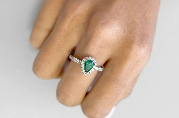 Ring 18kt Gold Pear Emerald & Diamonds Pave