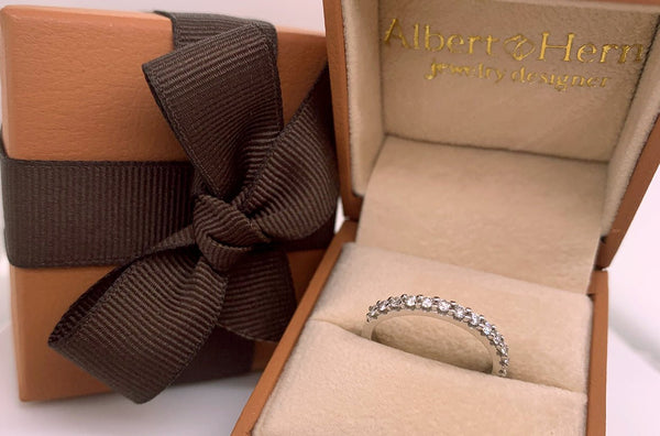 Ring 18kt White Gold Band & 14 Diamonds - Albert Hern Fine Jewelry